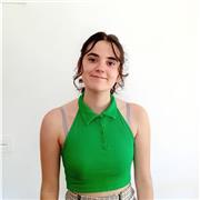 Profesora apta para estudiantes de primaria y secundaria.